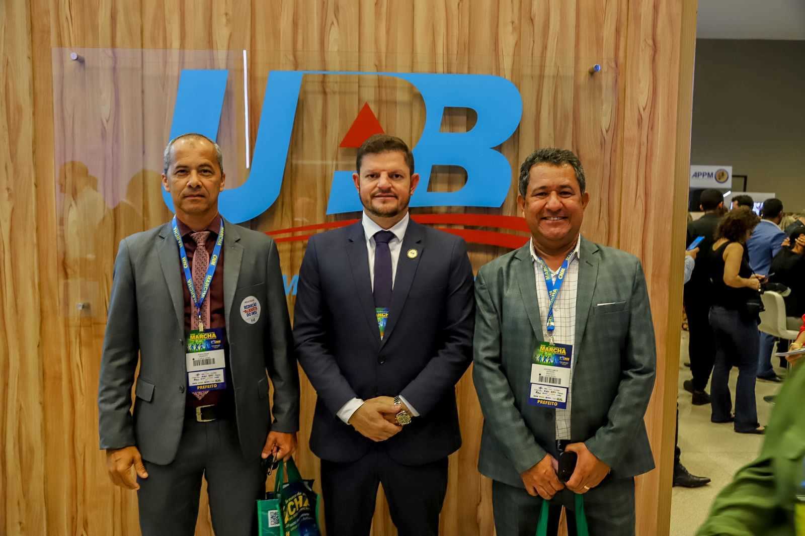 Camacã: Prefeito Paulo do Gás participa em Brasília da 24ª Marcha em defesa dos municípios e recebe emenda de 3 milhões e veículos